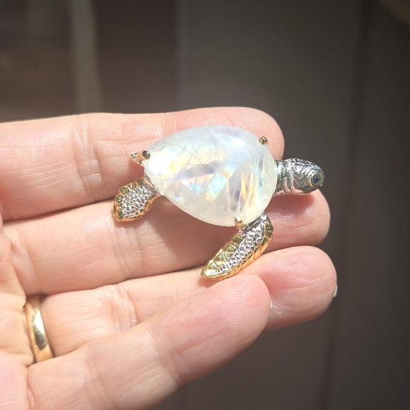 HOST PICK 🎉🎊 Moonstone 29k & Sapphire Sterling & gold sea turtle brooch NEW - Picture 5 of 7